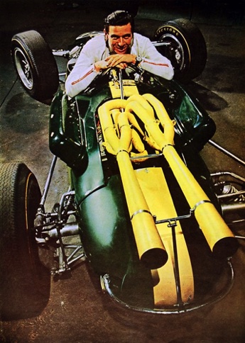 Jim devant un plat de spaghettis..
Les échappements du moteur Ford V8 de la Lotus 38 d'Indy 500 1965
